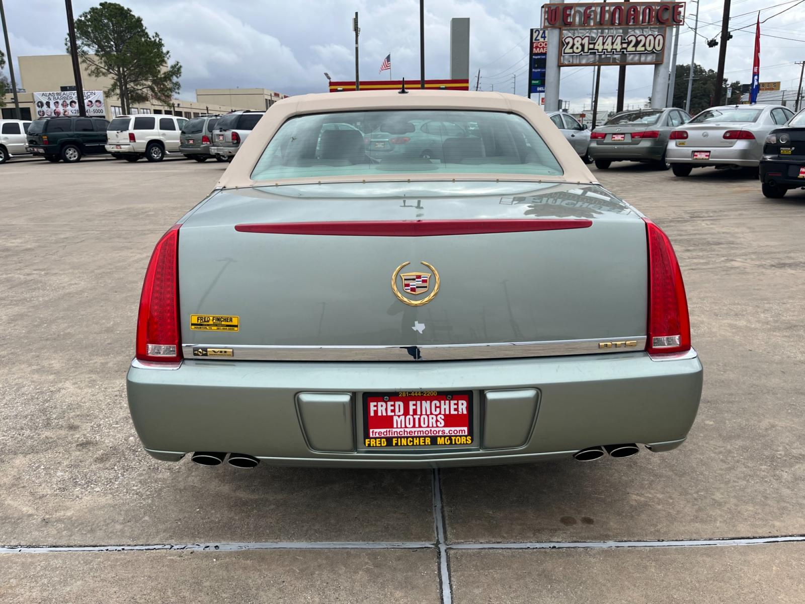 2006 green /TAN Cadillac DTS Sedan (1G6KD57Y96U) with an 4.6L V8 DOHC 32V engine, 4-Speed Automatic Overdrive transmission, located at 14700 Tomball Parkway 249, Houston, TX, 77086, (281) 444-2200, 29.928619, -95.504074 - Photo #5